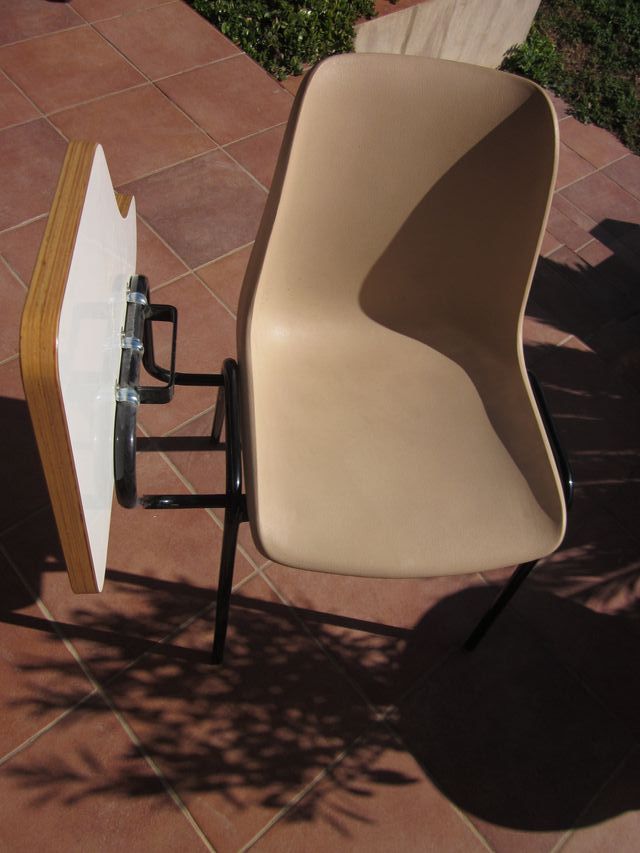 Silla con escritorio extraíble