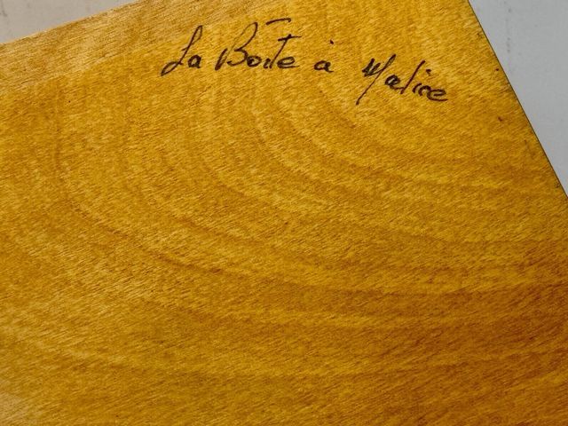 Caja de Madera con Adorno de Autor