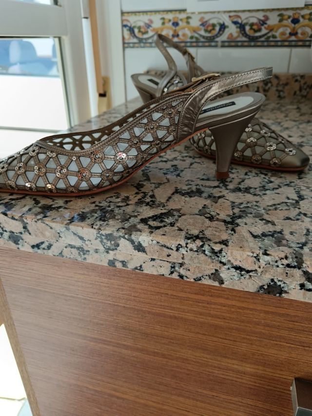 Zapatos dorados de mujer