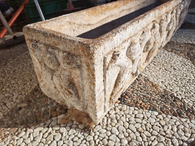 Maceta vintage hormigon bajorelieve