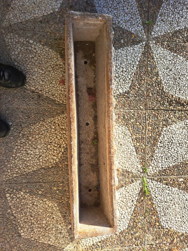 Maceta vintage hormigon bajorelieve