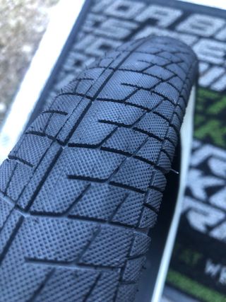 CUBIERTA BMX 20”