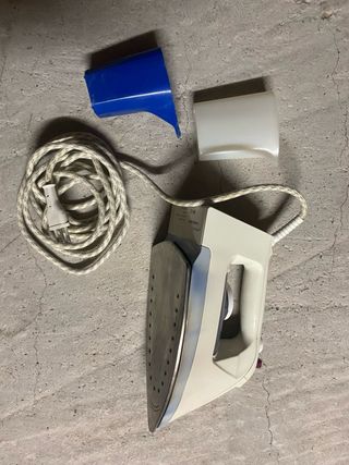 3 ferri da stiro funzionanti e accessori