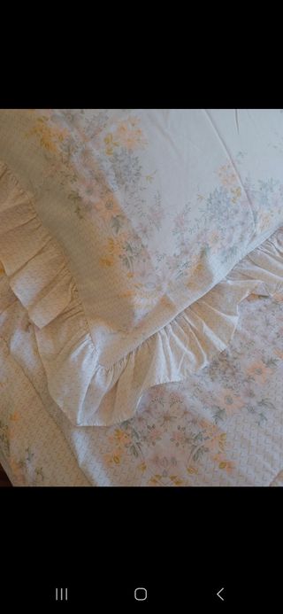 Edredón  acolchado con dos fundas de almohadas.