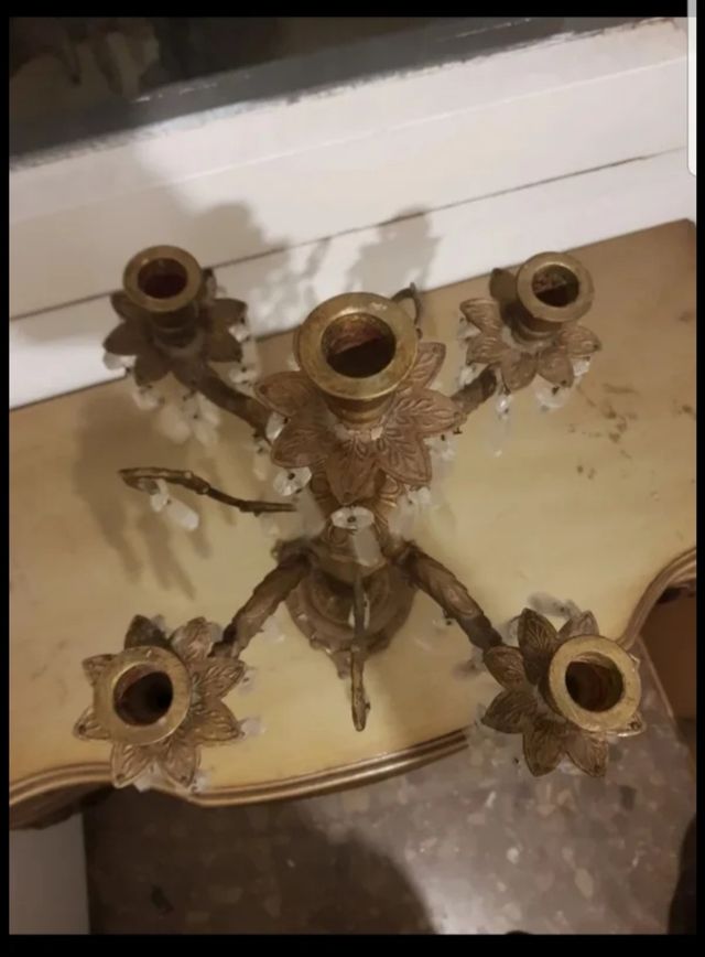 Candelabro de bronce con lágrimas de cristal