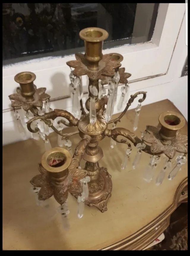 Candelabro de bronce con lágrimas de cristal