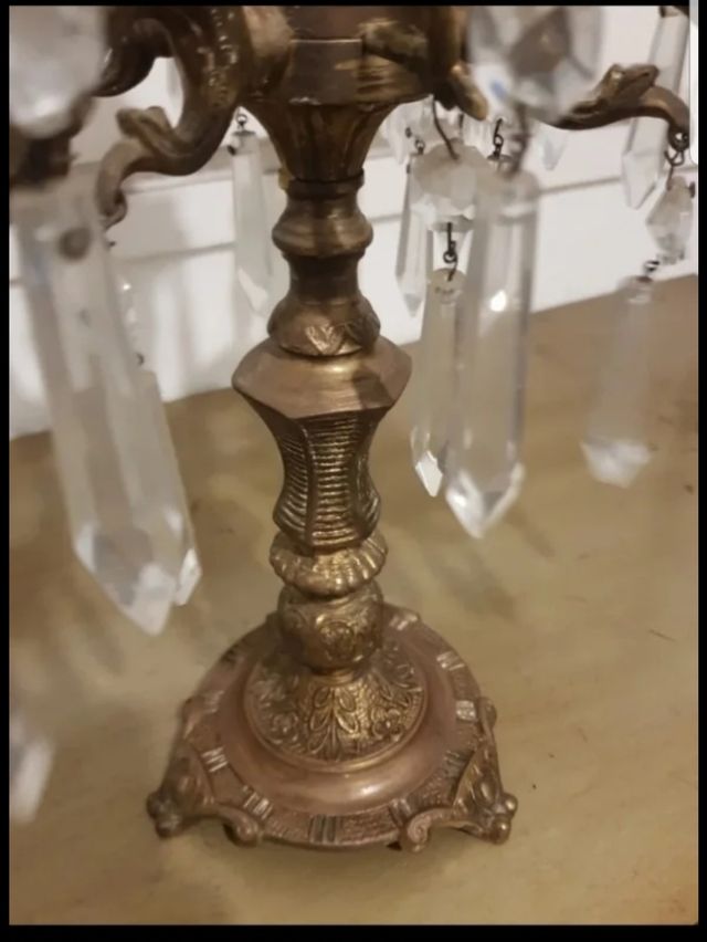 Candelabro de bronce con lágrimas de cristal