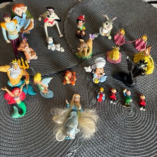 Muñecos distintas colecciones.