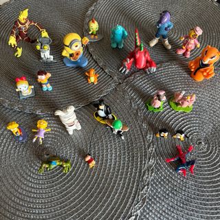 Muñecos distintas colecciones.
