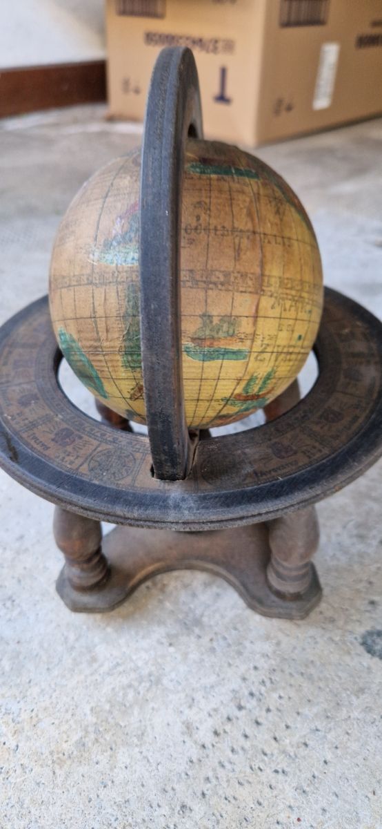 mappamondo antico, in legno