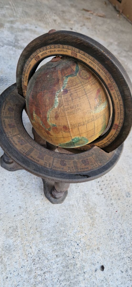 mappamondo antico, in legno