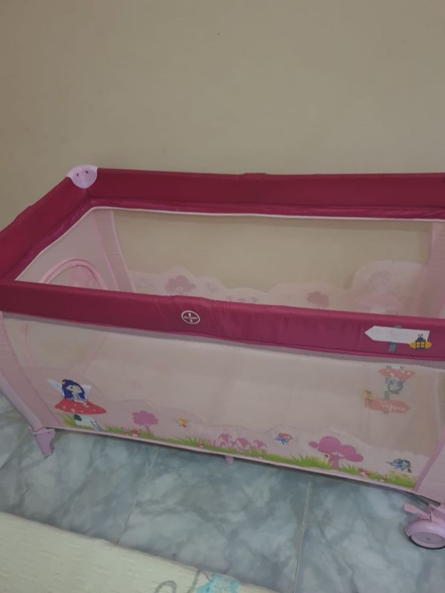 Parque cuna rosa perfecto