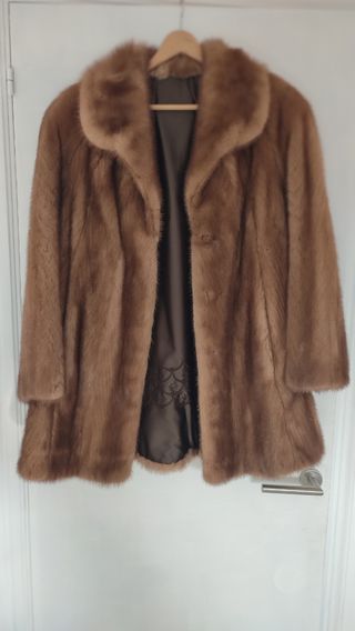 Abrigo de piel natural.