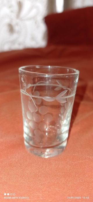 Jarra-vaso pequeño y cuatro vasos .