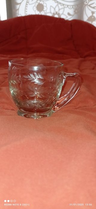 Jarra-vaso pequeño y cuatro vasos .