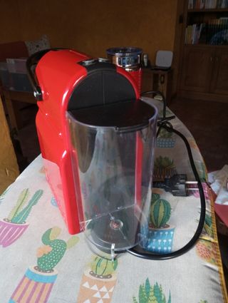 Cafetera y espumador de leche Nespresso 