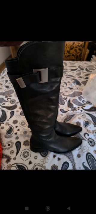 Botas negras altas planas de JB Martin