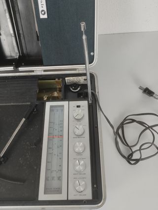 Maleta tocadiscos y radio con altavoces 