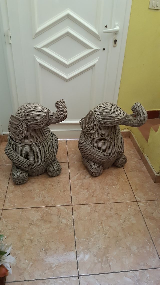 Dos elefantes fabricados en mimbre