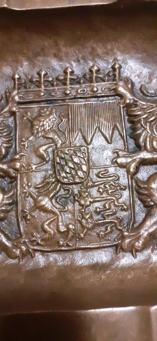 Bronce bandeja antigua inglesa con escudo de armas