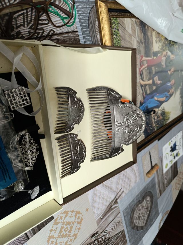 Peinetas y aderezo  y rodetesniña