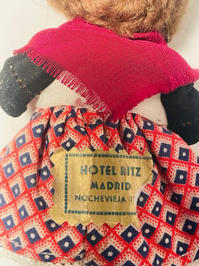 MUÑECA CERÁMICA CENA NOCHEVIEJA HOTEL RITZ MADRID