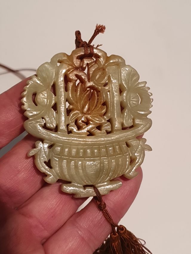 Collar floral cesta jade antiguo