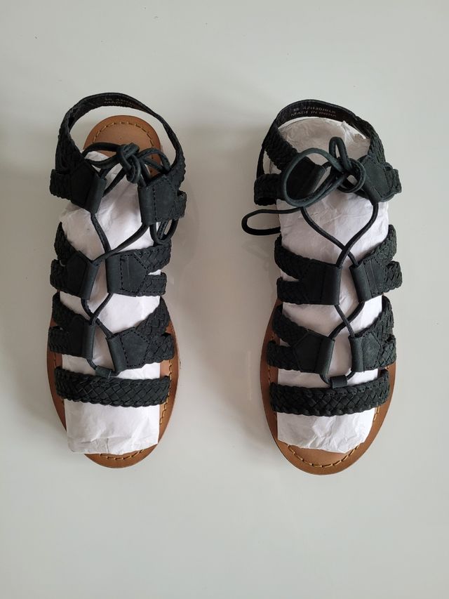 Sandali estivi bassi con lacci