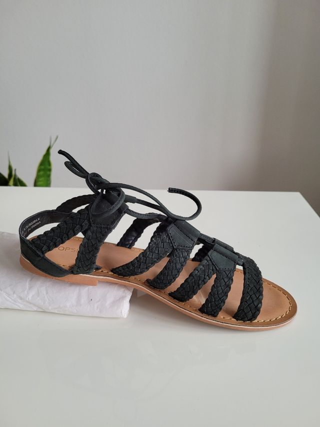 Sandali estivi bassi con lacci