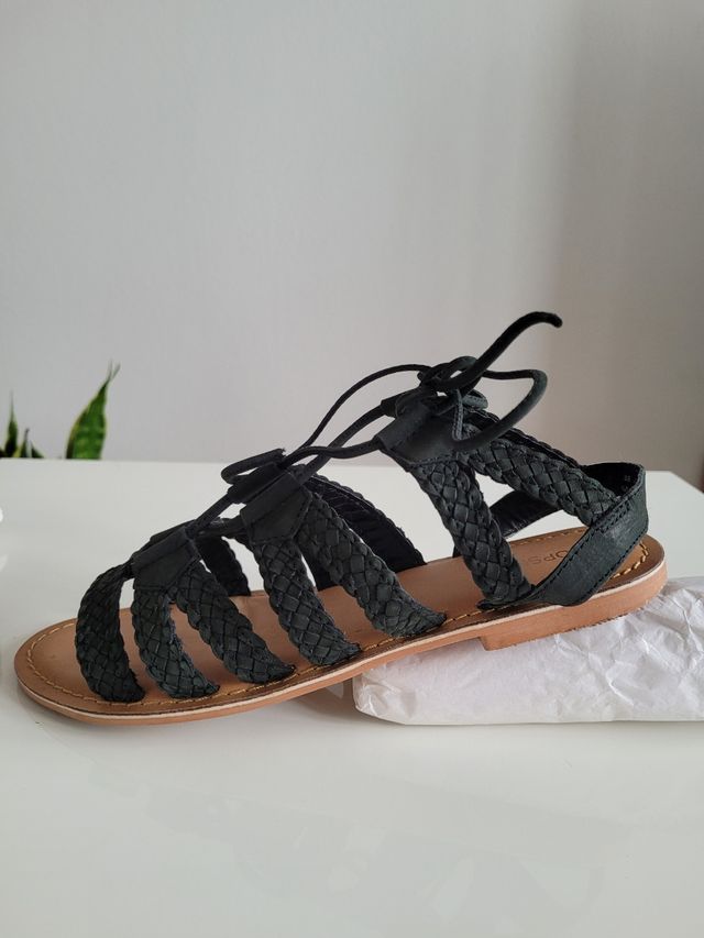 Sandali estivi bassi con lacci