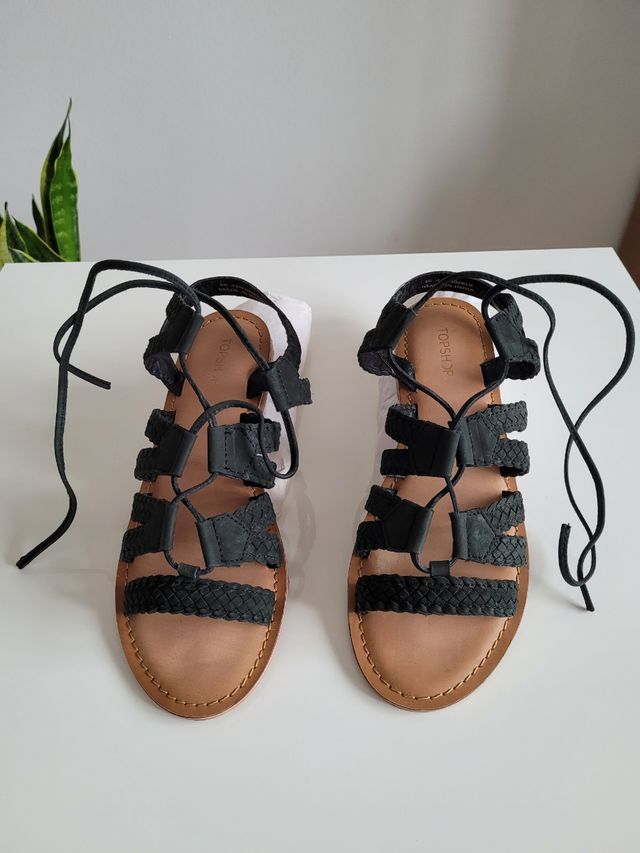 Sandali estivi bassi con lacci