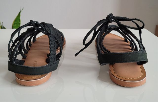 Sandali estivi bassi con lacci