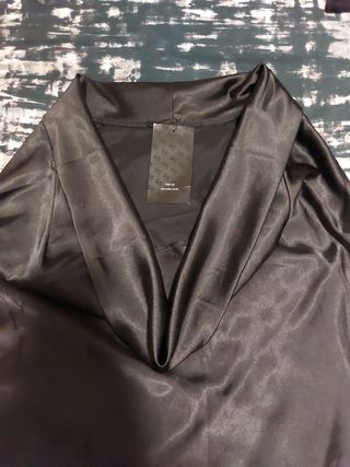 Blusa negra tela satinada escote talla L