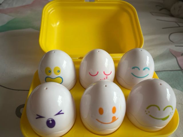 Tomy Set de huevos encajables con su caja original