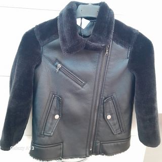 Chaqueta cuero y pelo negra nina