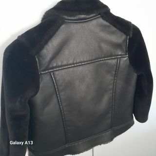 Chaqueta cuero y pelo negra nina