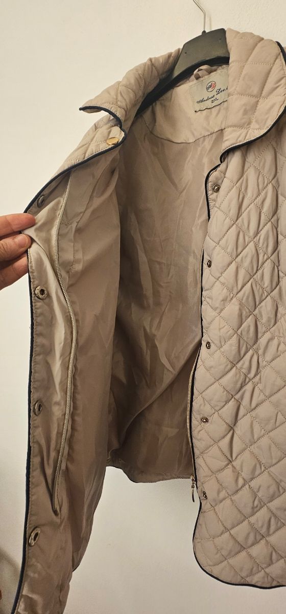 Piumino leggero donna corto Zip e Bottoni Beige