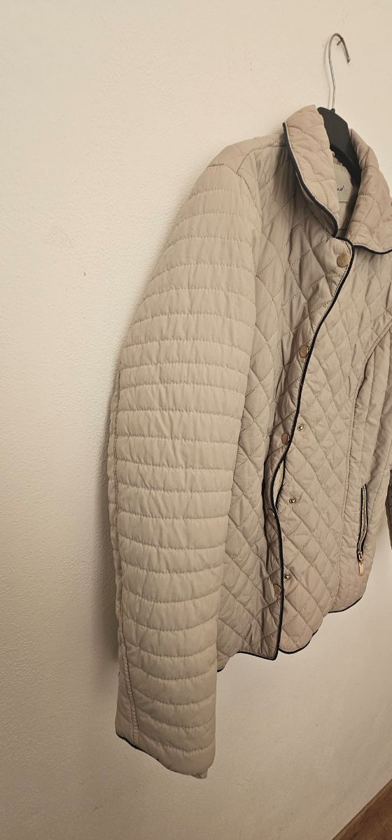 Piumino leggero donna corto Zip e Bottoni Beige