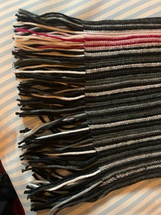 Sciarpa rigata grigio nero rosso bianco