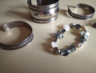 Pulseras plateadas