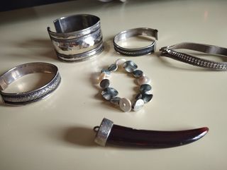 Pulseras plateadas
