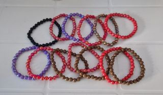 Set 13 braccialetti elastici in perline – colori
