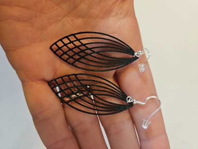 Orecchini pendenti in PLA neri eleganti