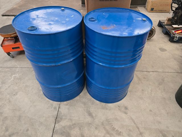 Bidones de aceite vacios