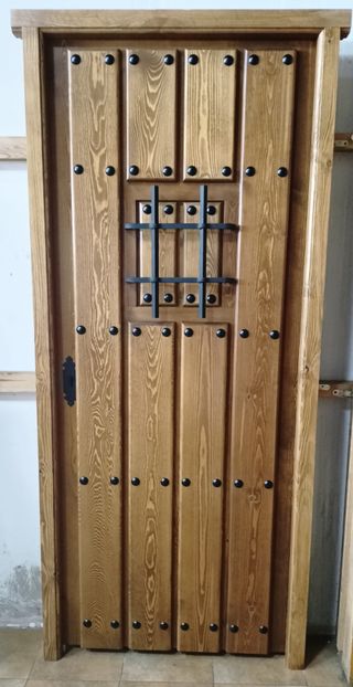 Puerta de madera con ventano