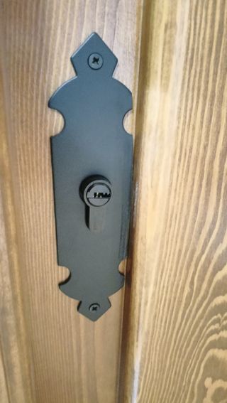 Puerta de madera con ventano