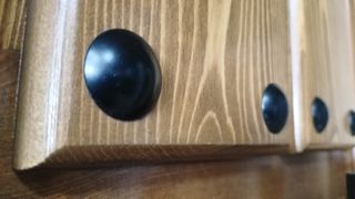 Puerta de madera con ventano