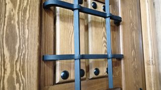Puerta de madera con ventano