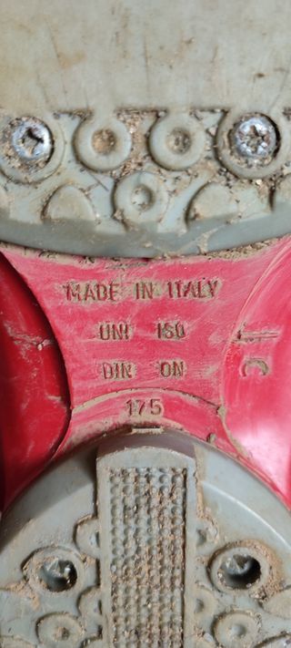 Esquís, botas y casco