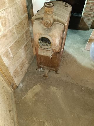 Caldera leña marca roca